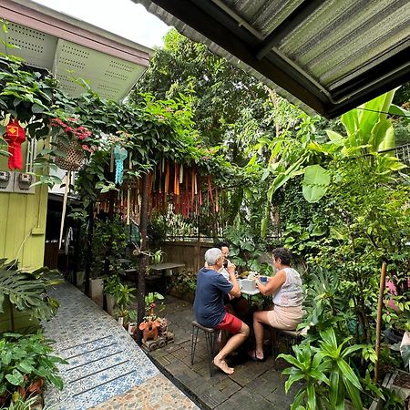 Retro At Phra Sing Guest House Chiang Mai Esterno foto