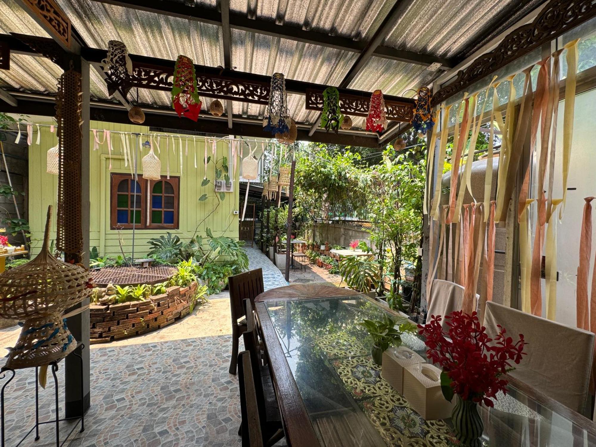 Retro At Phra Sing Guest House Chiang Mai Esterno foto