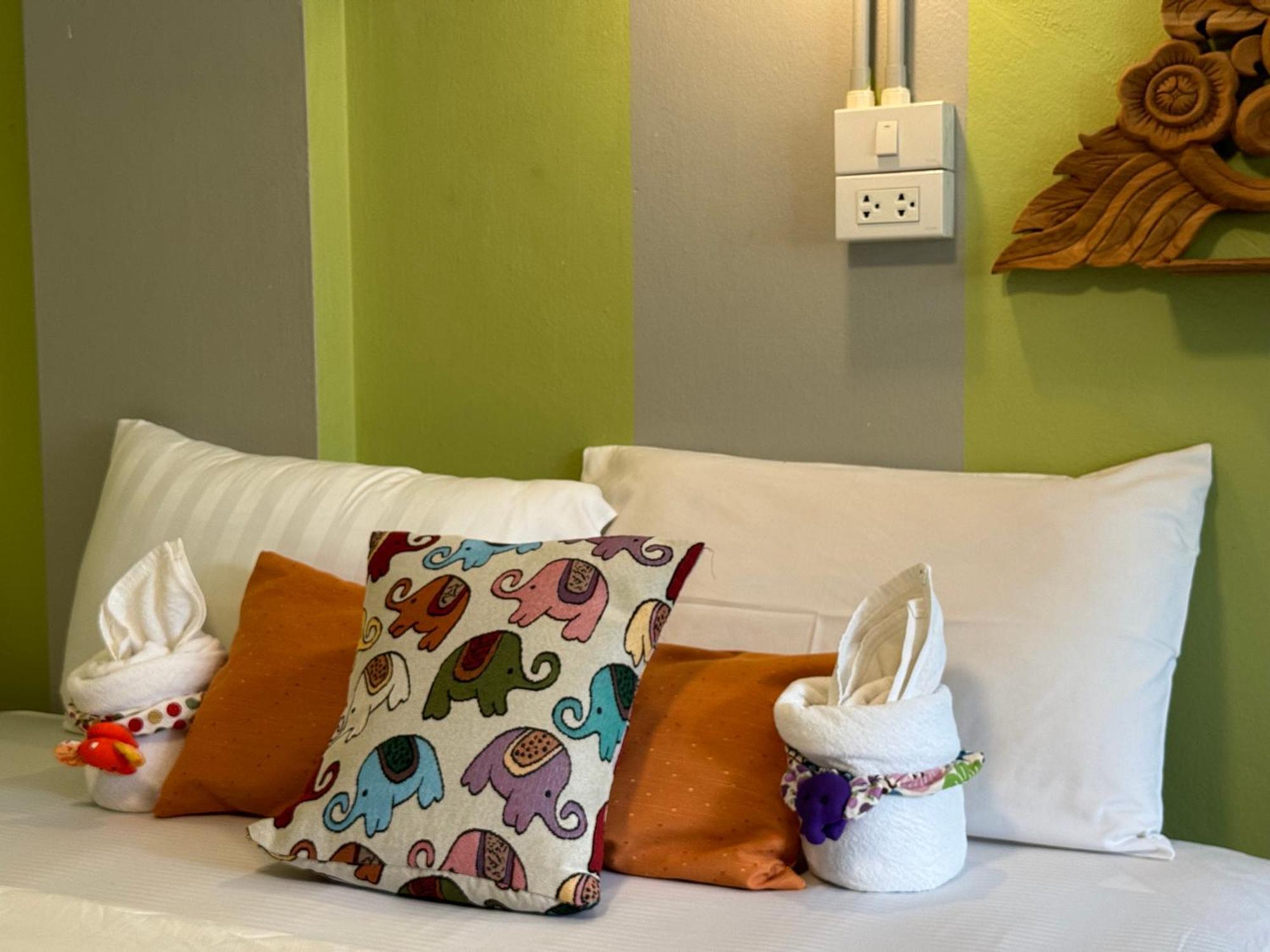 Retro At Phra Sing Guest House Chiang Mai Esterno foto