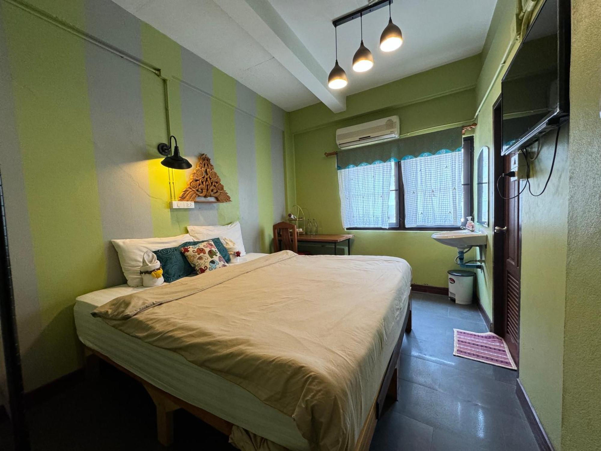 Retro At Phra Sing Guest House Chiang Mai Esterno foto